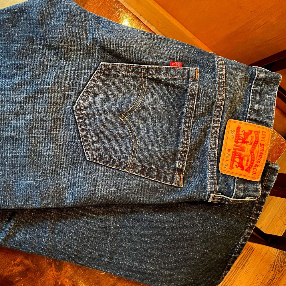 Womens 32 W 32 L LEVI dark wash jeans